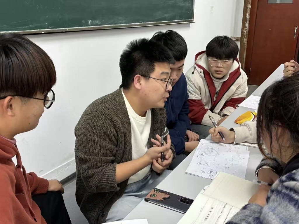 老师向学员讲解报考思路与笔记要点