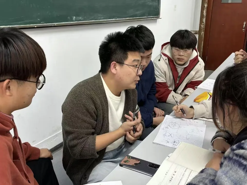 老师向学员讲解报考思路与笔记要点