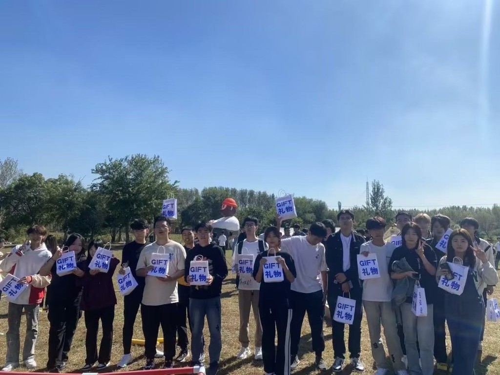 学员手持礼物袋合影