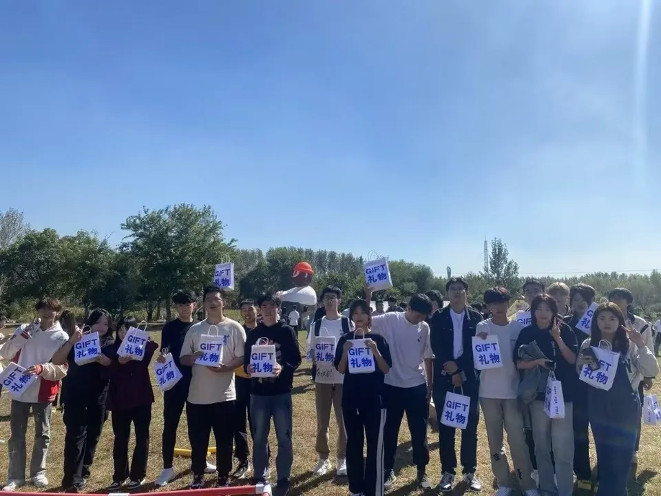 学员手持礼物袋合影