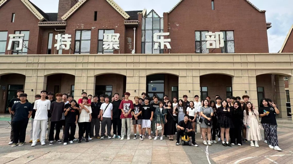 方特聚乐部团建出行合影