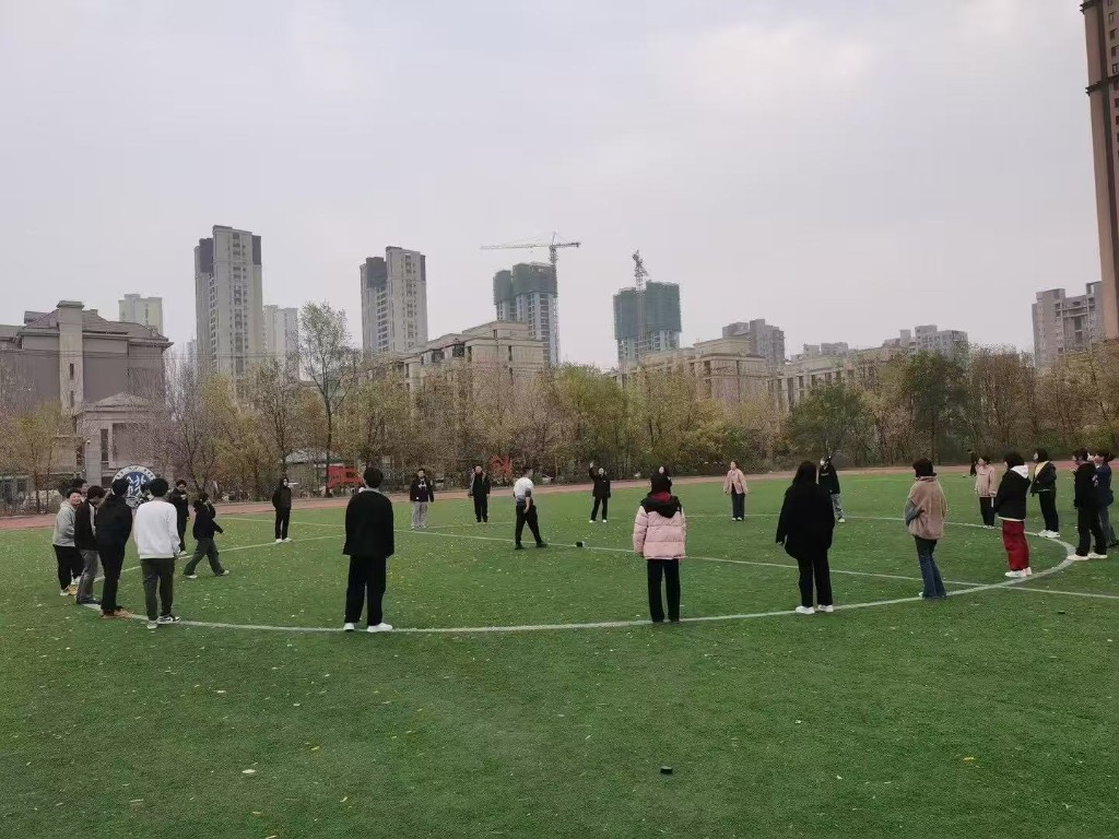 操场圆形拓展活动合影