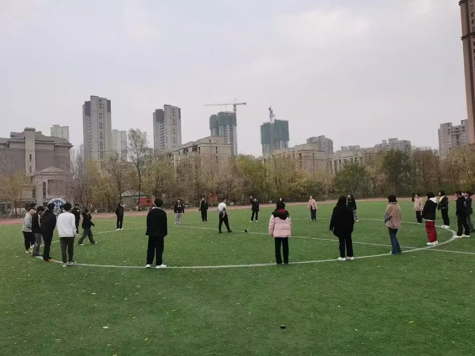 操场圆形拓展活动合影